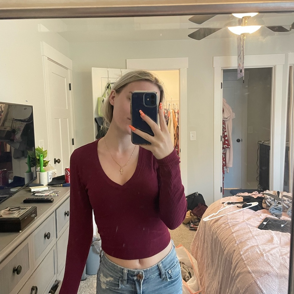 Cropped long sleeve plum wine colored top! can fit S-M! Very stretchy!